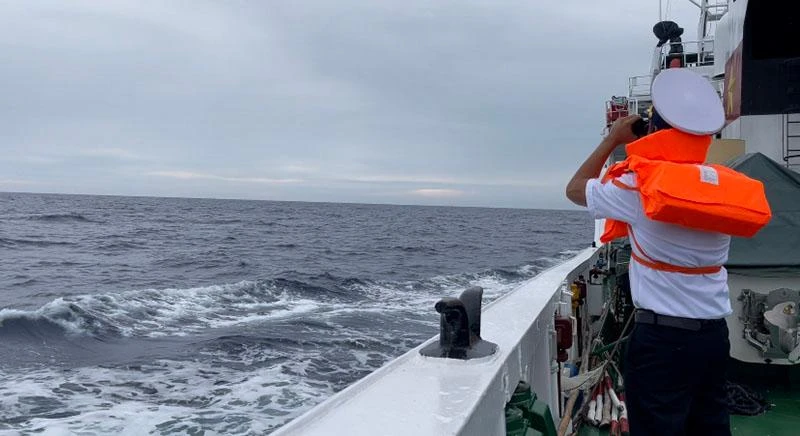 Tàu Hải quân 466 đang tiếp cận tàu hàng Buffalo. Ảnh: BÁO HẢI QUÂN VIỆT NAM