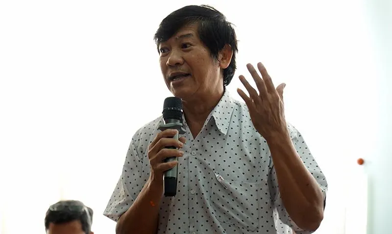 Ông Hồ Hoàng Hùng, cha của nữ sinh tử vong bày tỏ bức xúc tại cuộc họp báo. Ảnh: HUỲNH HẢI