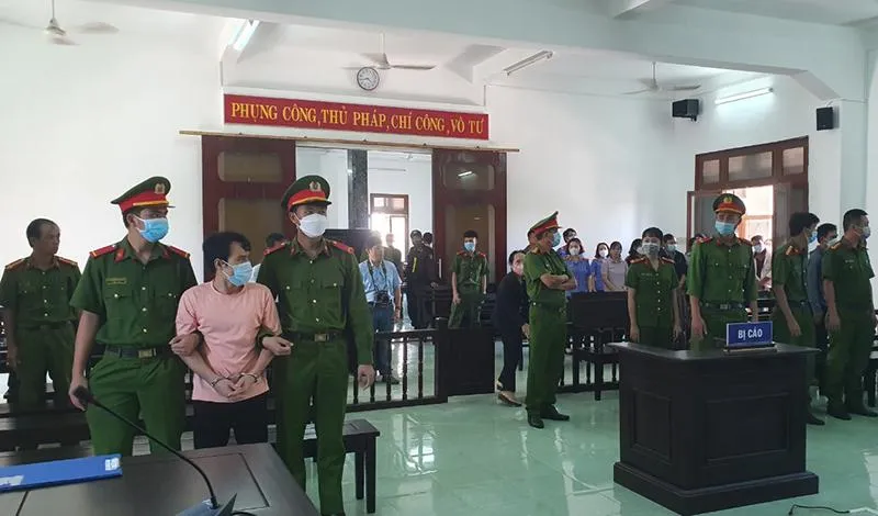 Trong suốt phiên tòa, bị cáo Đoàn Minh Hải có thái độ rất hung dữ, liên tục đòi giết em vợ cũ. Ảnh: TẤN LỘC