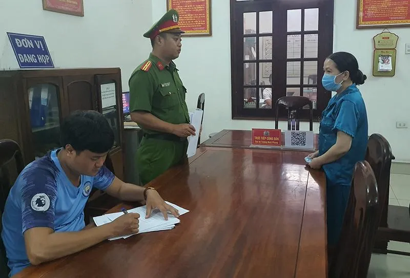 Tống đạt quyết định khởi tố đối với Bùi Thị Tú Trinh. Ảnh: CACC