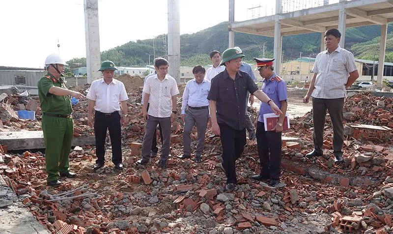 Ông Hồ Quốc Dũng, Bí thư Tỉnh ủy Bình Định (hàng đầu, thứ ba từ phải sang) kiểm tra hiện trường vụ sập tường. Ảnh: NO