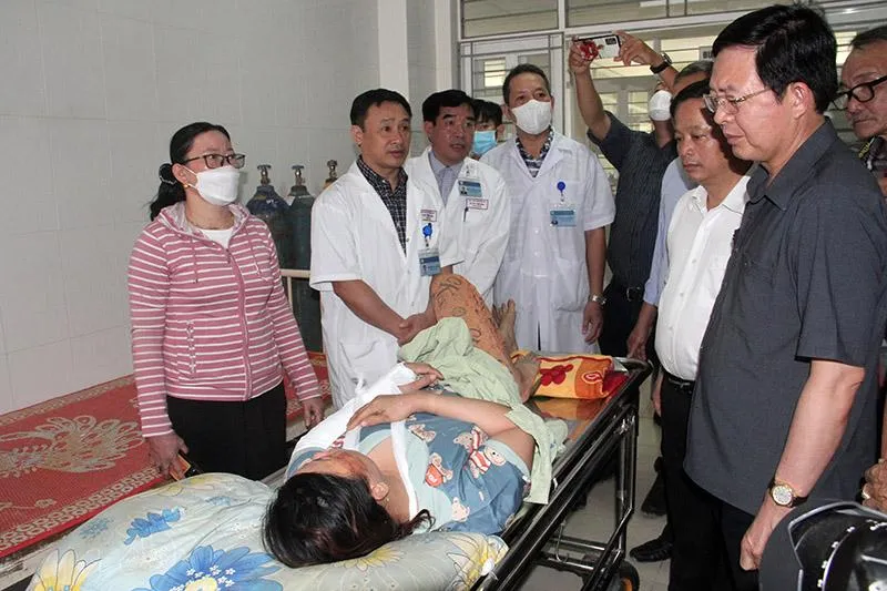 Ông Hồ Quốc Dũng, Bí thư Tỉnh ủy Bình Định (bìa phải) thăm hỏi, động viên các nạn nhân vụ tai nạn. Ảnh: NO