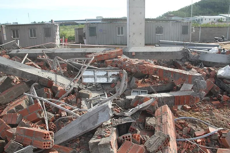 Đống đổ nát sau vụ sập tường. Ảnh: NO