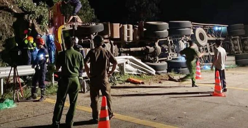 Lực lượng chức năng xử lý vụ xe đầu kéo đâm vào vách đá. Ảnh: CTV Lực lượng chức năng xử lý vụ xe đầu kéo đâm vào vách đá. Ảnh: CTV