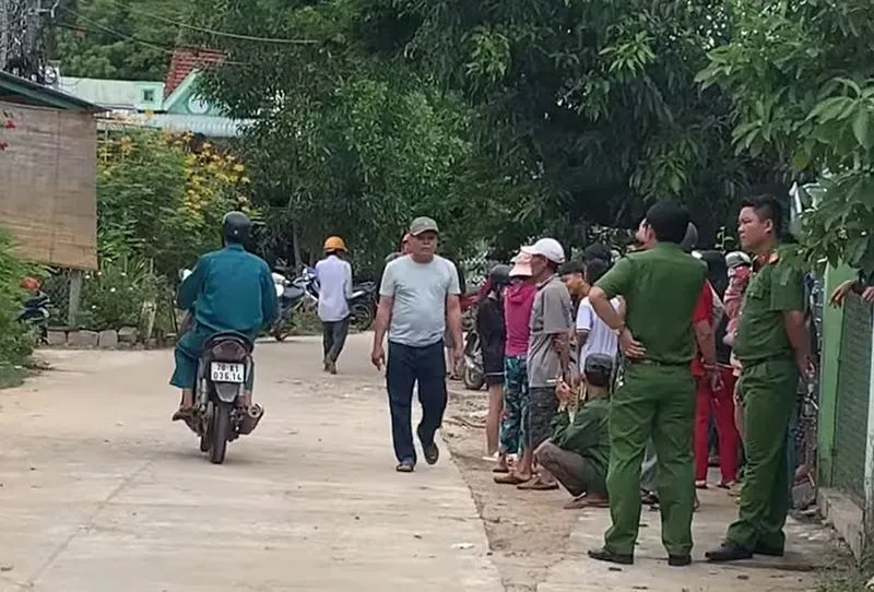 Công an có mặt tại khu vực xảy ra vụ án. Ảnh: CTV