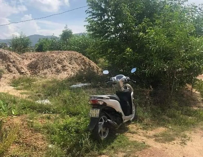Chiếc xe máy của cô P. gần nơi phát hiện thi thể. Ảnh: Người dân chụp