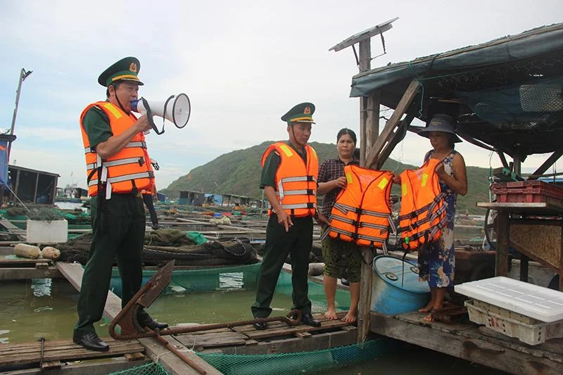Lực lượng Bộ đội biên phòng Bình Định vận động ngư dân triển khai các biện pháp ứng phó bão. Ảnh: NO