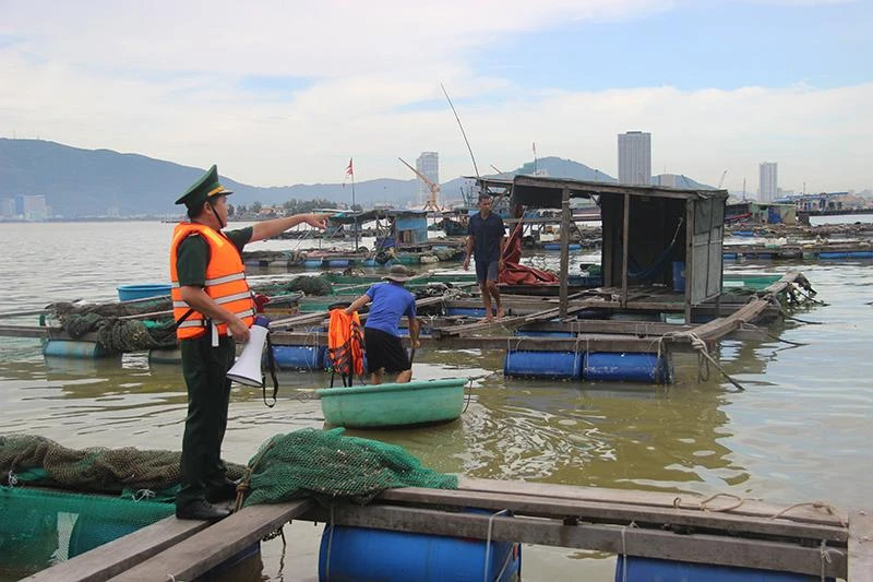 Lực lượng Bộ đội biên phòng Bình Định vận động ngư dân triển khai các biện pháp ứng phó bão. Ảnh: NO
