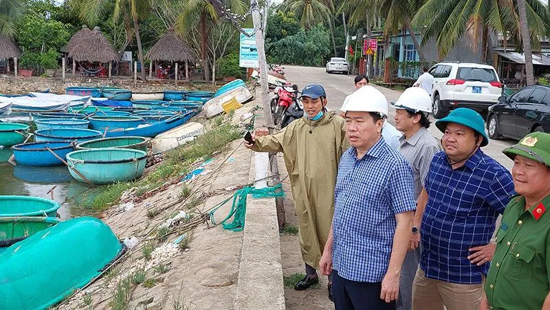 Ông Trần Hữu Thế, Chủ tịch UBND tỉnh Phú Yên (thứ hai từ trái sang) kiểm tra việc neo đậu tàu thuyền tránh bão tại thị xã Sông Cầu. Ảnh: PHƯƠNG NAM Ông Trần Hữu Thế, Chủ tịch UBND tỉnh Phú Yên (thứ hai từ trái sang) kiểm tra việc neo đậu tàu thuyền tránh bão tại thị xã Sông Cầu. Ảnh: PHƯƠNG NAM