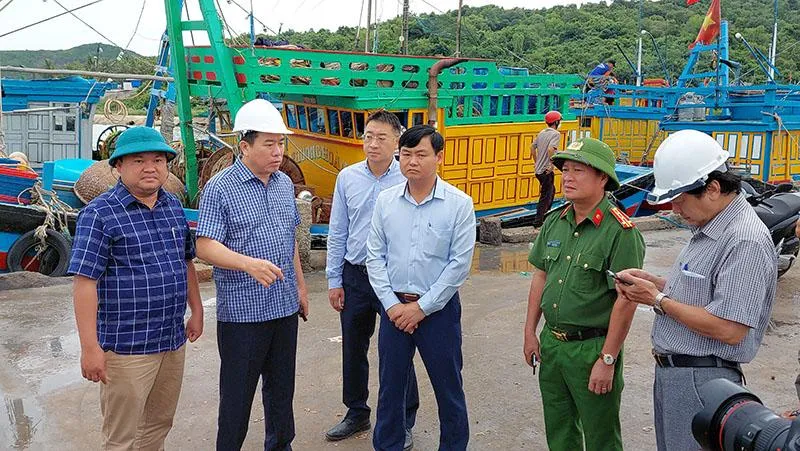 Ông Trần Hữu Thế, Chủ tịch UBND tỉnh Phú Yên (thứ hai từ trái sang) chỉ đạo đưa tất cả những người trên các bè nuôi thủy sản vào bờ tránh bão. Ảnh: PHƯƠNG NAM Ông Trần Hữu Thế, Chủ tịch UBND tỉnh Phú Yên (thứ hai từ trái sang) chỉ đạo đưa tất cả những người trên các bè nuôi thủy sản vào bờ tránh bão. Ảnh: PHƯƠNG NAM