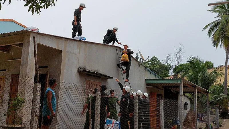 Lực lượng Công an Phú Yên giúp người dân chằng chống nhà cửa ở xã Xuân Cảnh, thị xã Sông Cầu. Ảnh: PHƯƠNG NAM Lực lượng Công an Phú Yên giúp người dân chằng chống nhà cửa ở xã Xuân Cảnh, thị xã Sông Cầu. Ảnh: PHƯƠNG NAM
