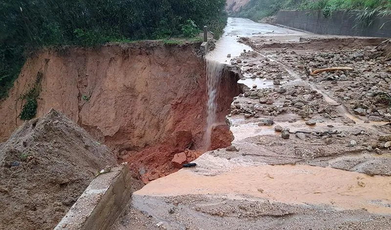 Sạt lở đường giao thông ở huyện An Lão. Ảnh: Đ.Đ.BỬU