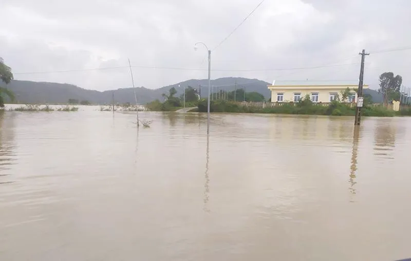 Lũ lụt cô lập một số khu dân cư ở Bình Định. Ảnh: NO