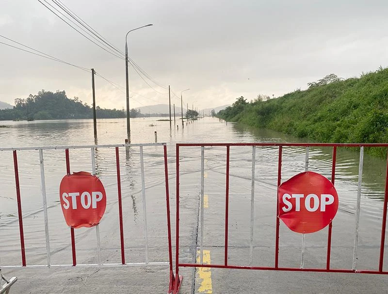 Một số tỉnh lộ ở Phú Yên bị ngập nước, chia cắ giao thông. Ảnh: CTV