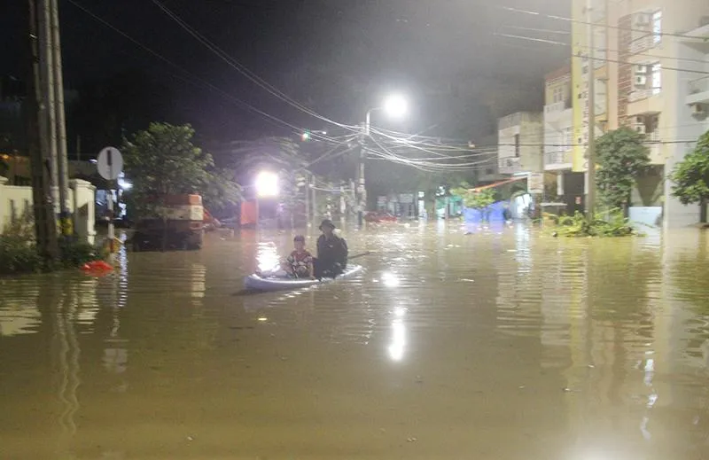 Nhiều tuyến giao thông ở TP Quy Nhơn bị ngập nặng. Ảnh: NO