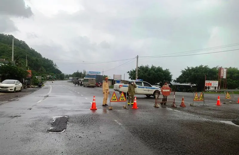 Lực lượng CSGT điều tiết giao thông đoạn qua điểm sạt lở. Ảnh: CTV