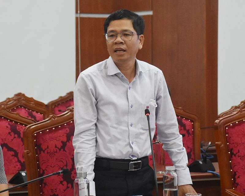 Ông Nguyễn Phương Đông, Giám đốc Sở GTVT Phú Yên trả lời câu hỏi của báo Pháp Luật TP.HCM tại họp báo hôm 14-10. Ảnh: TẤN LỘC