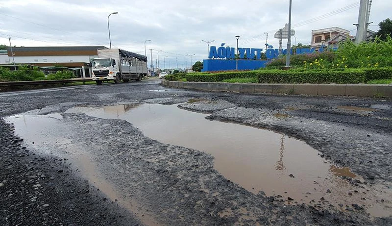 Quốc lộ 1 đoạn cửa ngõ phía Nam của TP Tuy Hòa, tỉnh Phú Yên như ruộng cày, dày đặc hố nước, ổ trâu. Ảnh: MINH KHÔI