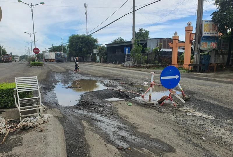 Quốc lộ 1 đoạn qua TP Tuy Hòa, tỉnh Phú Yên hư hỏng nặng, nguy hiểm đối với người tham gia giao thông. Ảnh: MINH KHÔI