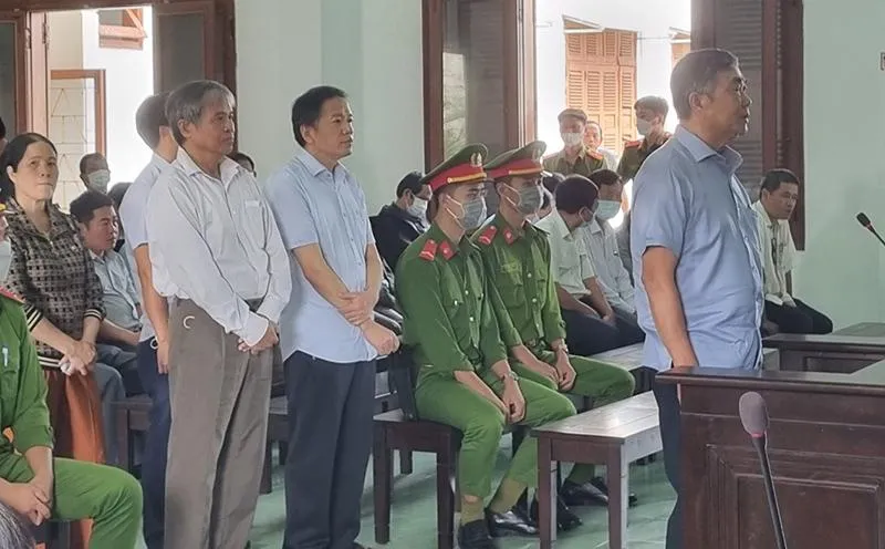 Các bị cáo tại phiên tòa. Ảnh: TẤN LỘC