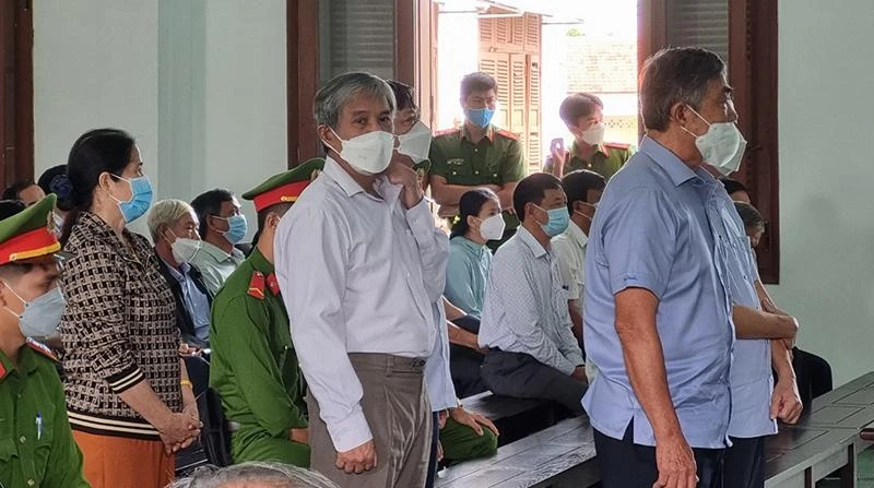 Các bị cáo nghe đại diện VKS công bố cáo trạng. Ảnh: TẤN LỘC