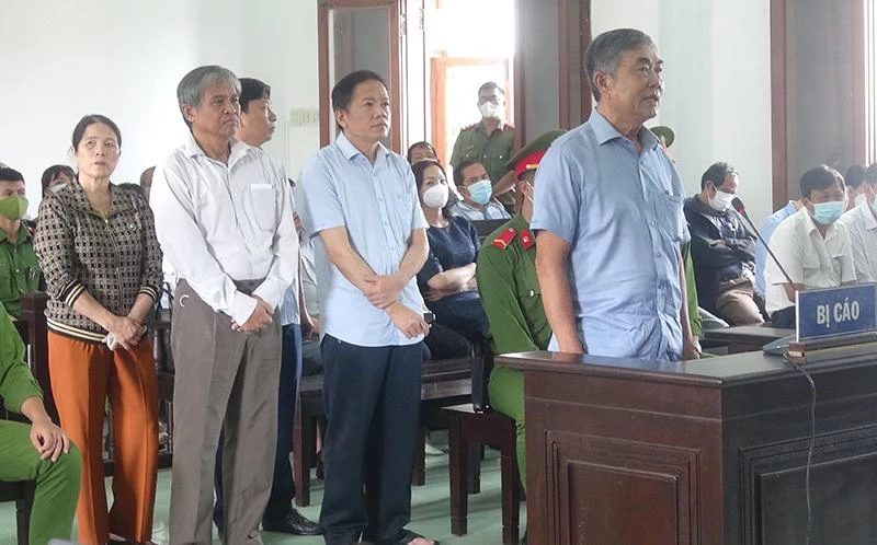 Các bị cáo trong phần làm thủ tục khai mạc phiên tòa. Ảnh: TẤN LỘC