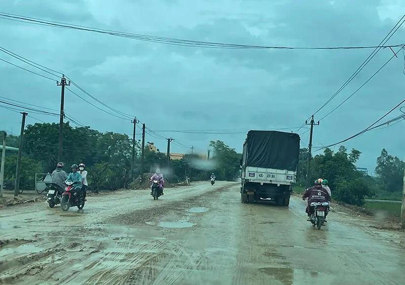 Quốc lộ 19 qua Bình Định hư hỏng nặng, tăng nguy cơ tai nạn giao thông. Ảnh: CTV