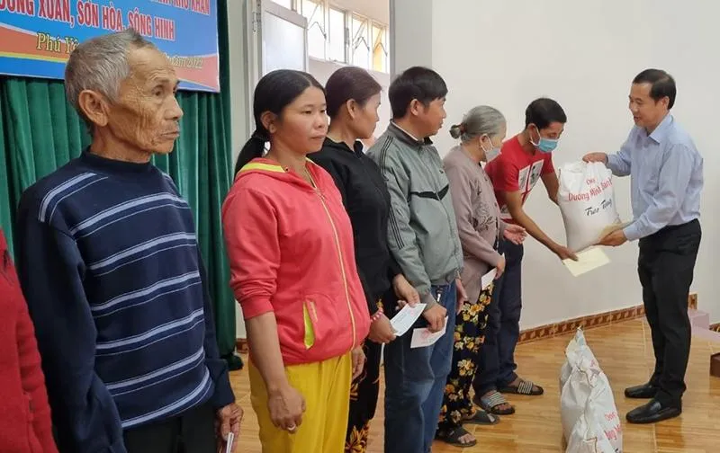 Ông Nguyễn Thái Học, Phó Trưởng Ban Nội chính Trung ương trao quà hỗ trợ hộ nghèo ở Phú Yên. Ảnh: TẤN LỘC Ông Nguyễn Thái Học, Phó Trưởng Ban Nội chính Trung ương trao quà hỗ trợ hộ nghèo ở Phú Yên. Ảnh: TẤN LỘC