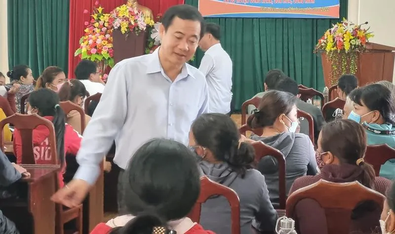 Ông Nguyễn Thái Học, Phó Trưởng Ban Nội chính Trung ương thăm hỏi bà con các huyện miền núi Phú Yên còn khó khăn. Ảnh: TẤN LỘC Ông Nguyễn Thái Học, Phó Trưởng Ban Nội chính Trung ương thăm hỏi bà con các huyện miền núi Phú Yên còn khó khăn. Ảnh: TẤN LỘC