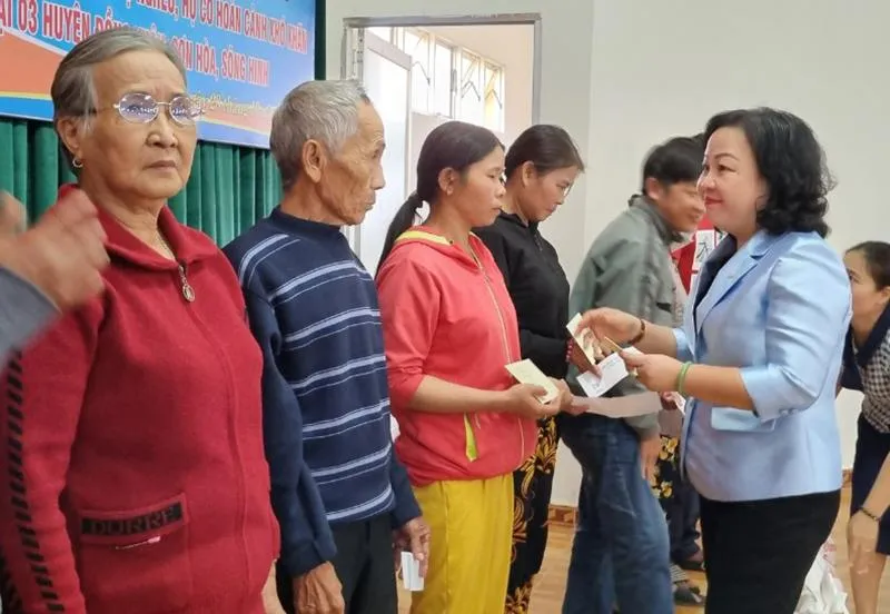 Bà Cao Thị Hòa An, Phó Bí thư thường trực Tỉnh ủy Phú Yên trao quà tặng các hộ nghèo. Ảnh: TẤN LỘC Bà Cao Thị Hòa An, Phó Bí thư thường trực Tỉnh ủy Phú Yên trao quà tặng các hộ nghèo. Ảnh: TẤN LỘC