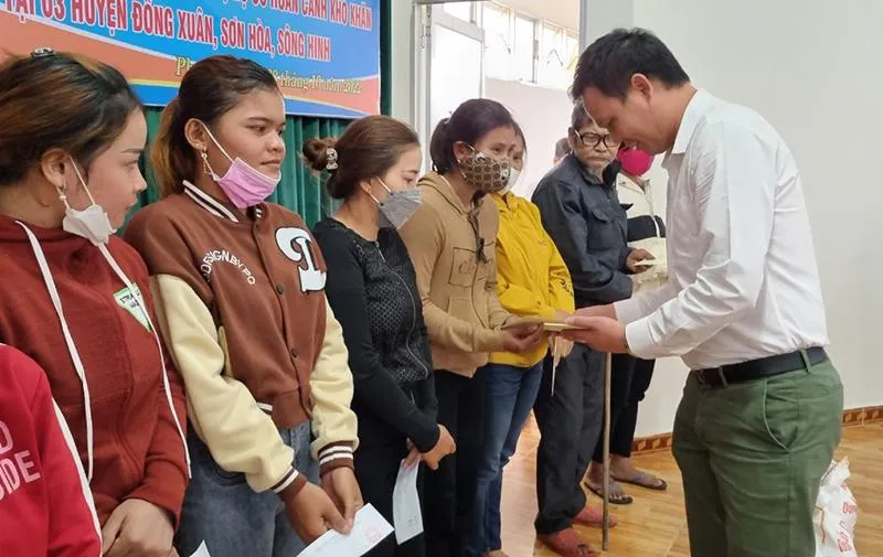 Ông Dương Minh Danh, Tổng giám đốc Công ty CP Thiết bị công nghiệp Sài Gòn trao tặng quà cho hộ nghèo ở Phú Yên. Ảnh: TẤN LỘC Ông Dương Minh Danh, Tổng giám đốc Công ty CP Thiết bị công nghiệp Sài Gòn trao tặng quà cho hộ nghèo ở Phú Yên. Ảnh: TẤN LỘC