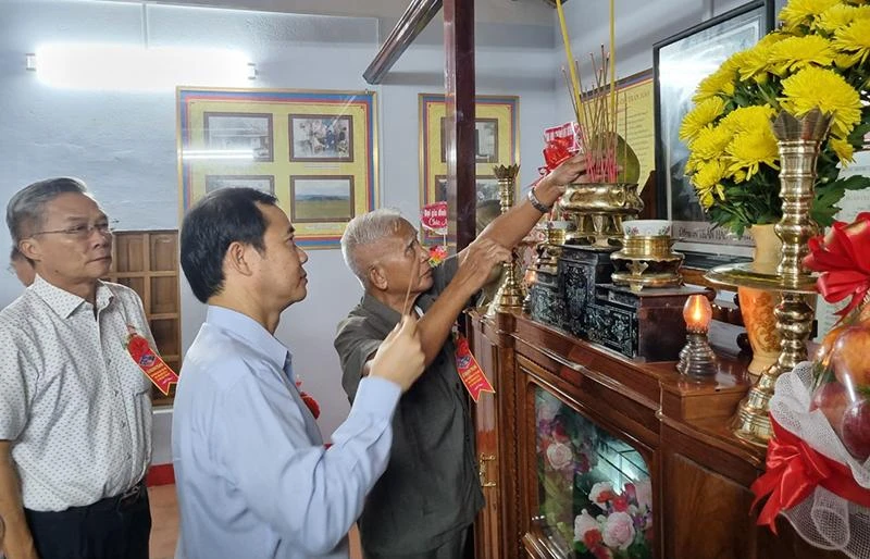 Ông Nguyễn Thái Học, Phó Trưởng Ban Nội chính Trung ương dâng hương tại nhà tưởng niệm liệt sĩ, Bí thư Trần Hào. Ảnh: TẤN LỘC