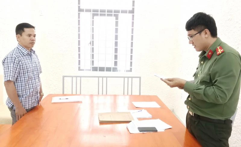 Công bố quyết định khởi tố bị can đối với Ngô Huỳnh Lý,Phó giám đốc Ban Quản lý rừng phòng hộ huyện Sơn Hòa. Ảnh: HT