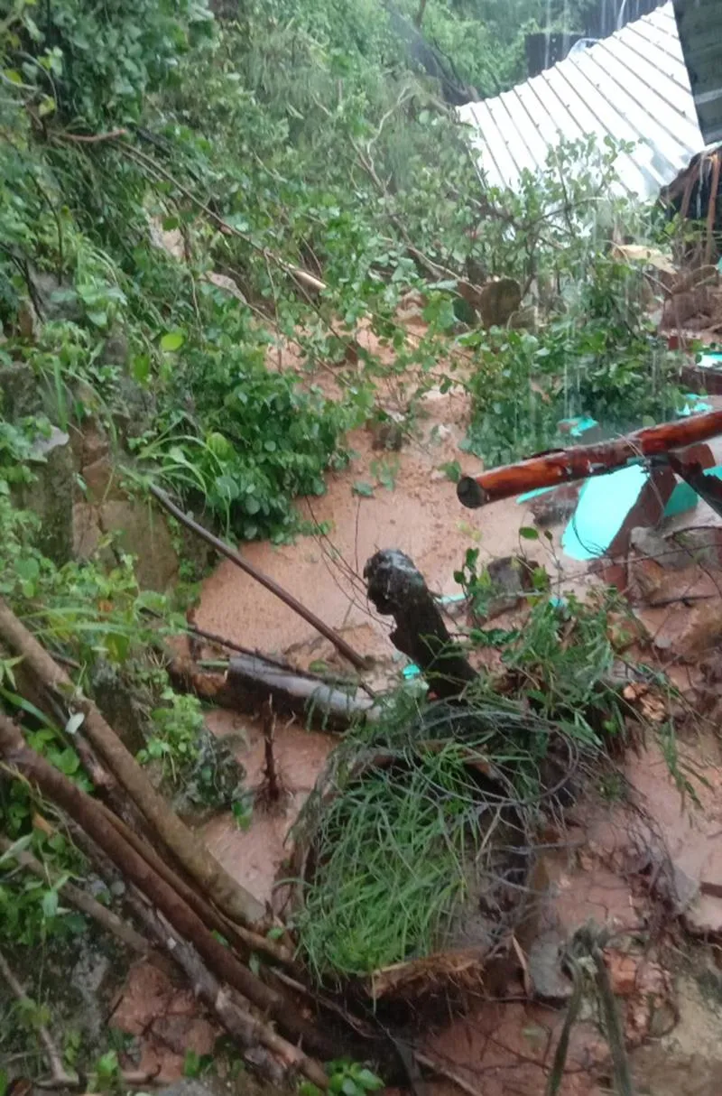 Mưa lớn làm đất đá tràn xuống khu dân cư ở huyện Tuy An. Ảnh: CTV