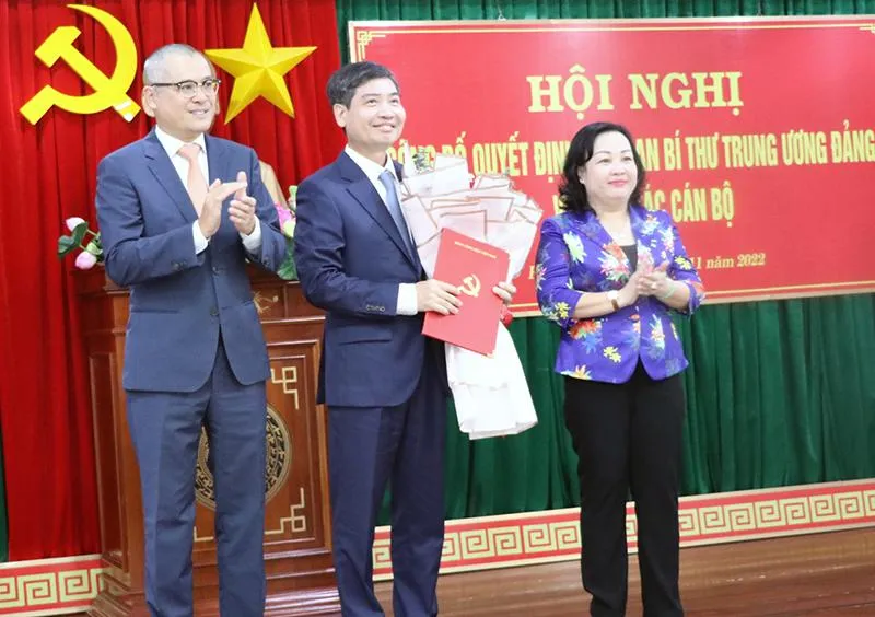 Lãnh đạo Tỉnh ủy Phú Yên chúc mừng ông Tạ Anh Tuấn (giữa). Ảnh: VŨ XUÂN