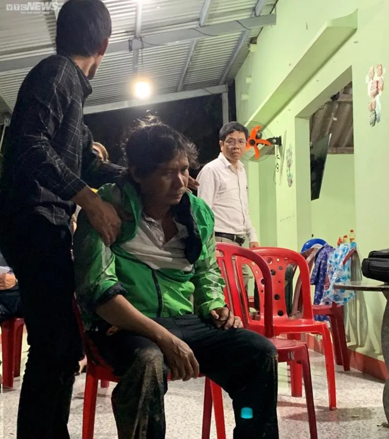 Người chồng, người cha đau đớn, thất thần khi đến nhận thi thể vợ, con. Ảnh: CTV Người chồng, người cha đau đớn, thất thần khi đến nhận thi thể vợ, con. Ảnh: CTV