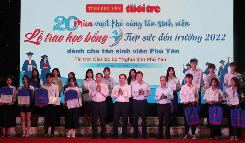 Báo Tuổi Trẻ trao học bổng Tiếp sức đến trường cho 62 tân sinh viên ở Phú Yên. Ảnh: VŨ XUÂN