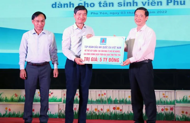 Ông Nguyễn Thái Học, Phó ban Nội chính Trung ương thay mặt Câu lạc bộ Nghĩa tình Phú Yên trao tiền ủng hộ xóa nhà tạm cho lãnh đạo tỉnh Phú Yên. Ảnh: VŨ XUÂN