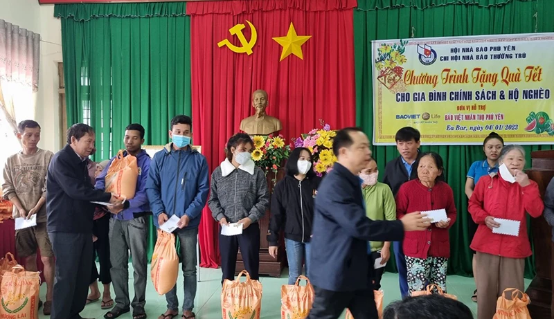 Chi hội Nhà báo thường trú thuộc Hội Nhà báo tỉnh Phú Yên trao tặng quà cho đồng bào miền núi. Ảnh: NB