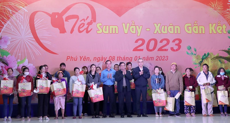 Thủ tướng Chính phủ Phạm Minh Chính trao tặng quà cho công nhân, người lao động. Ảnh: VŨ XUÂN