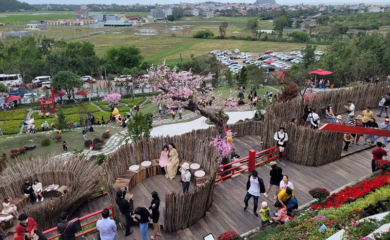 Khu du lịch Canary Garden xây dựng nhiều công trình không phép trên đất nông nghiệp. Ảnh: NTH Khu du lịch Canary Garden xây dựng nhiều công trình không phép trên đất nông nghiệp. Ảnh: NTH