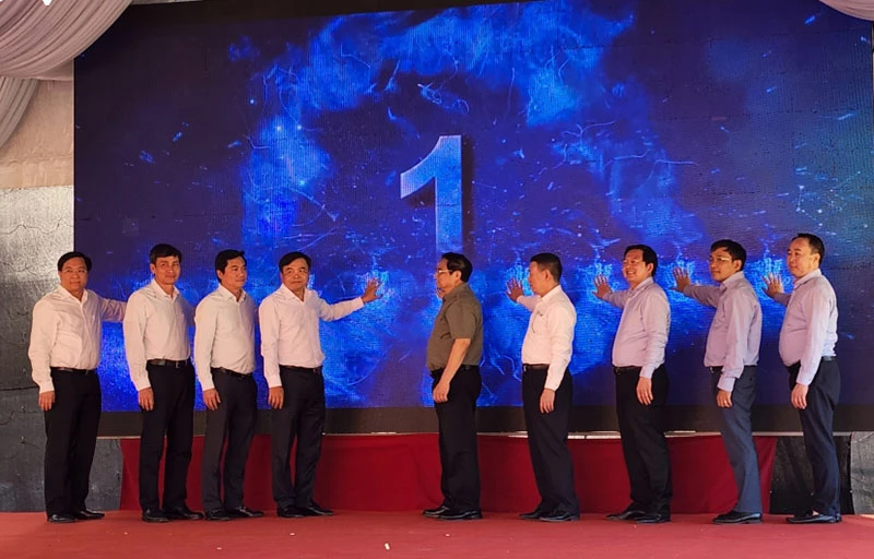 Thủ tướng Phạm Minh Chính và các đại biểu thực hiện nghi thức khánh thành hồ chứa nước Đồng Mít. Ảnh: VOV