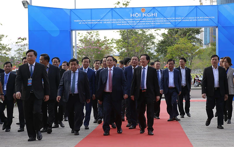 Thủ tướng cùng các đại biểu tham dự hội nghị. Ảnh: TTBC