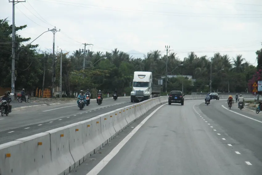 Quốc lộ 1 đoạn qua tỉnh Khánh Hòa. Ảnh: TẤN LỘC