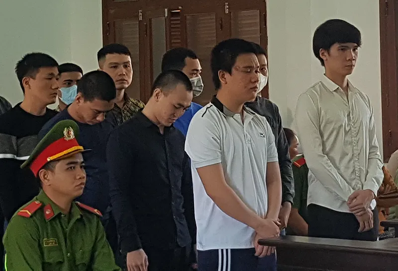 Các bị cáo nghe tòa tuyên án. Ảnh: QUYỀN KHANH