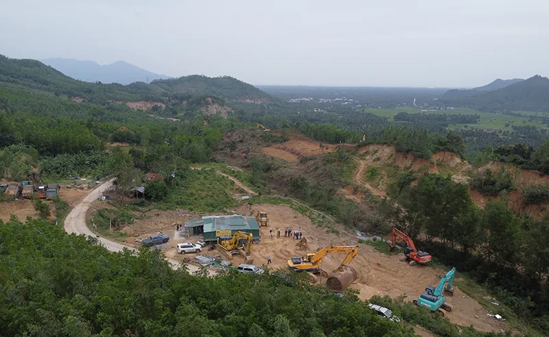 Thi công cao tốc Bắc- Nam đoạn qua thị xã Sông Cầu, tỉnh Phú Yên. Ảnh: MINH KHÔI