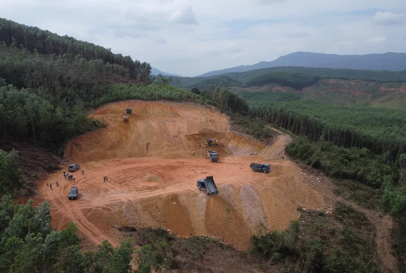 Thi công cao tốc Bắc- Nam đoạn qua thị xã Sông Cầu, tỉnh Phú Yên. Ảnh: MINH KHÔI