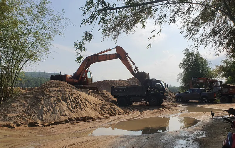 Một mỏ cát phục vụ thi công cao tốc Bắc- Nam ở Phú Yên. Ảnh: MINH KHÔI