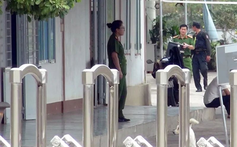 Lực lượng công an khám xét khẩn cấp Trung tâm Đăng kiểm 78-02D. Ảnh: VŨ XUÂN Lực lượng công an khám xét khẩn cấp Trung tâm Đăng kiểm 78-02D