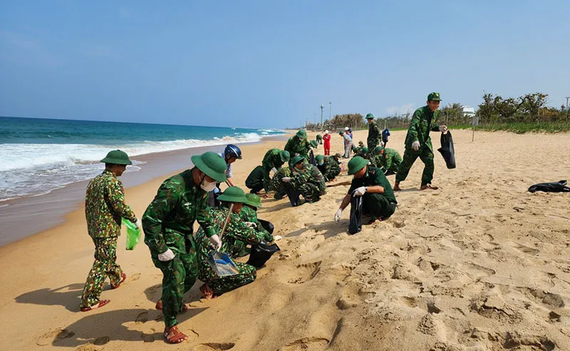 Lực lượng bộ đội thu gom dầu vón cục trên bãi biển Tuy Hòa chiều 31-3. Ảnh: NL Lực lượng bộ đội thu gom dầu vón cục trên bãi biển Tuy Hòa chiều 31-3. Ảnh: NL